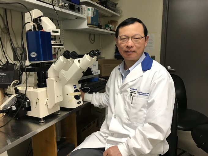 Photo of Professor Heyu Ni in a lab